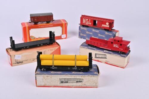 RIVAROSSI: Four Rivarossi boxed bogie coaches and one Mainline wagon in incorrect box