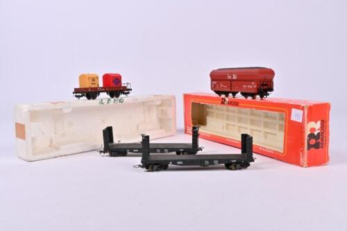 FLEISCHMANN & RIVAROSSI: A Fleischmann bogie coal hopper wagon, two Rivarossi bogie stake wagons and one Lima flat truck with containers (repaired) all in associated boxes