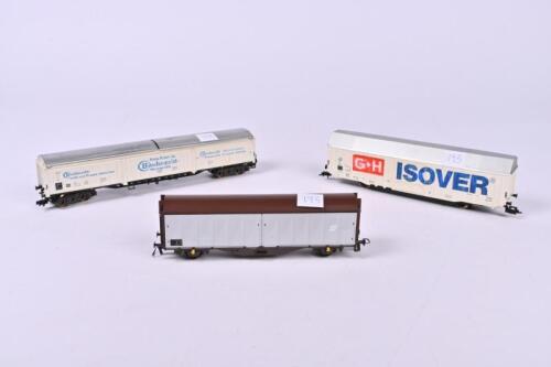 Three rolling stock: One Fleischmann bogie freight carrier, a Fleischmann ISOVER and a refrigerator van