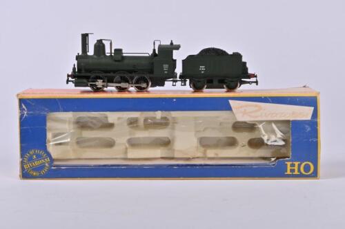RIVAROSSI: A Rivarossi 0-6-0 French dark green SNCF steam outline and tender, good boxed