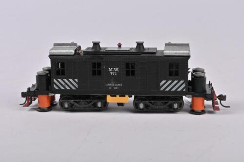 ROUNDHOUSE: A Roundhouse HO Scale 4x4 M.W. 371 maintenance of way track cleaner