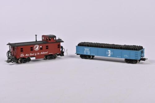 RIVAROSSI: Two Rivarossi 9704 BM coal wagon with coal load and Rivarossi 1215 Northern Pacific caboose, good