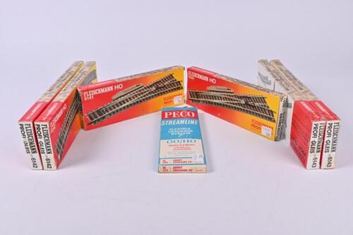 FLEISCHMANN: Six Fleischmann tracks two 6142 and two 6143 left/right points, and two 6141 electric points and one Peco short crossing, boxed