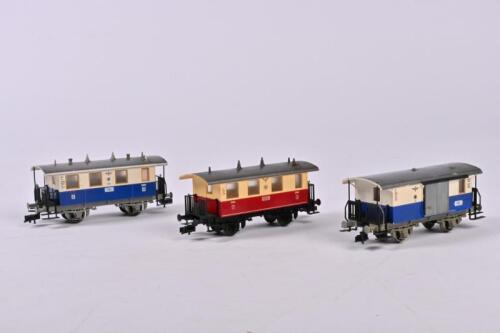 FLEISCHMANN: Two Fleischmann 5053/5056 2nd class Edelweiss passenger coaches and a baggage car