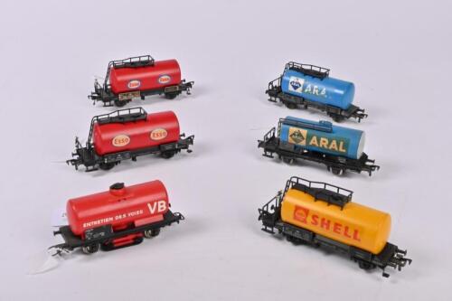 FLEISCHMANN: Five Fleischmann 1475 fuel tanker wagons and a fuel tanker track cleaner