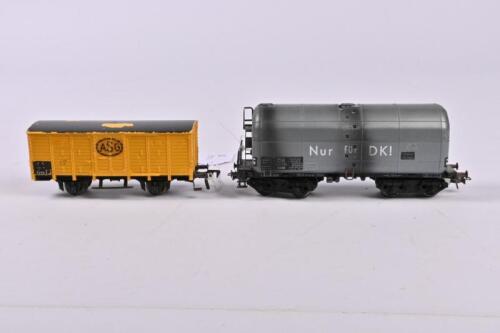 FLEISCHMANN: Two Fleischmann wagons, one 1497 heating oil wagon and one 1463 covered goods wagon