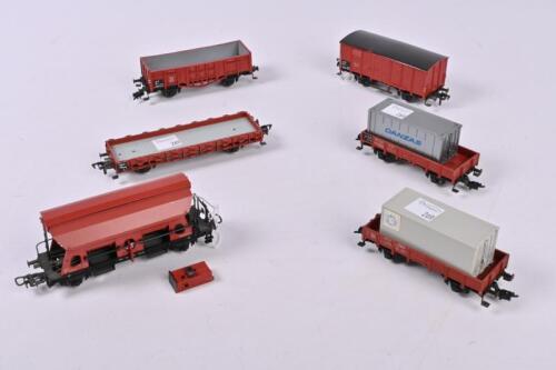 FLEISCHMANN: A collection of six Fleischmann flat tray, freight and container wagons