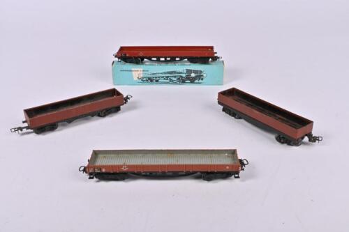 WAGONS: A collection of four HO gauge wagons includng a Marklin 4514 low sided bogie goods wagon