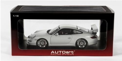 PORSCHE: A NOS 1:18 scale Autoart Porsche 911 (997) GT3