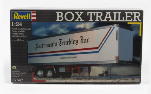 MODEL KIT: A NOS 1:24 scale Revell Box trailer sealed model kit