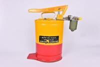ALEMITE: A circa 1960/70s Alemite Multi Pressure Bucket Pump Model 7149 (58cm high) - 4