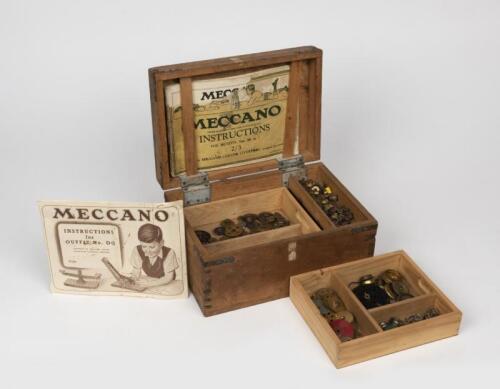MECCANO: A collection of vintage Meccano parts in pinewood box