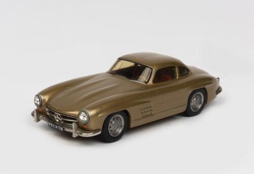 MERCEDES: A 1:43 scale die-cast model of a Mercedes Benz Gullwing 300SL 2-door by Somerville