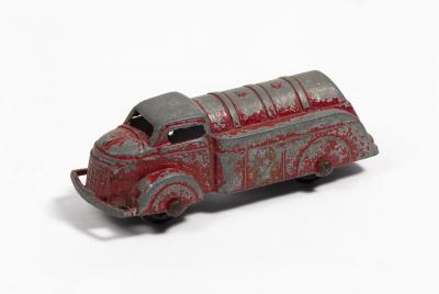 WINNA: A F.H.E Winna oil truck in red, Circa 1940's