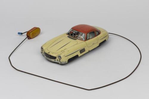 MERCEDES: A 1950s French crank operated tin toy of a Mercedes 300SL Gullwing by Arnold