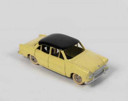 DINKY: A French Dinky Simca Versailles (24Z)