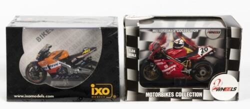 DUCATI & HONDA: TWO NOS 1:24 scale IXO & 2Wheels Honda RC211V '#46 Repsol V.Rossi World Champion 2002' / Ducati966 '#20 D.Romboni - SBK 1999'
