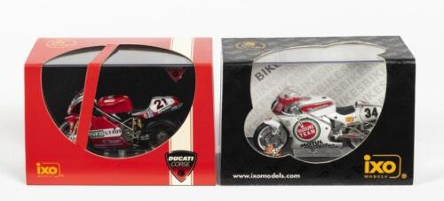SUZUKI & DUCATI: TWO NOS 1:24 scale IXO Suzuki RGV500 '#34 K.Schwantz - 1993' / Ducati966 '#21 T.Bayliss - SBK 2001'
