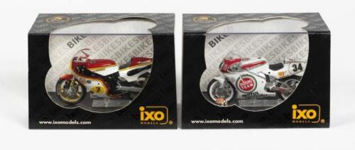SUZUKI: TWO NOS 1:24 scale IXO Suzuki 500CC '#7 B.Sheene- World Champion 1977' / RGV500 '#34 K.Schwantz - 1993'