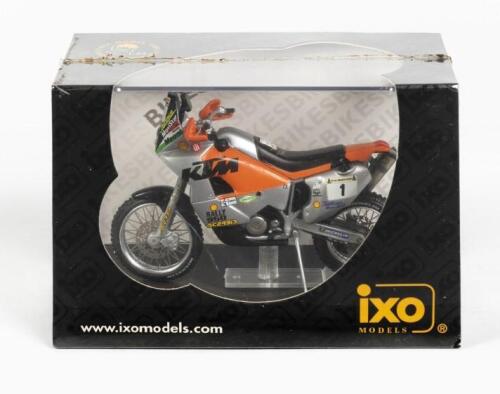 KTM: A NOS 1:24 scale IXO KTM dirt bike LC8 950 '#1 F.Meoni - Winner Dakar 2002'