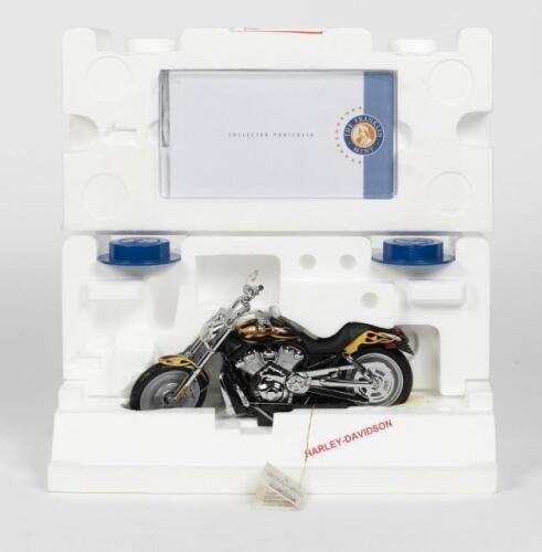 HARLEY DAVIDSON: A NOS 1:10 scale Franklin Mint Harley Davidson Road Raily VRSCB V-rod - 2005
