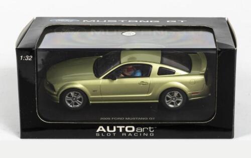 FORD: A NOS 1:32 scale AutoArt Ford Mustang GT 2005 slot car