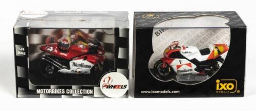 YAMAHA: TWO NOS 1:24 scale 2Wheels Yamaha YZR500 'Carlos Checa - 1999 #4'/'Wayne Rainey - World Champion 1991 #1'