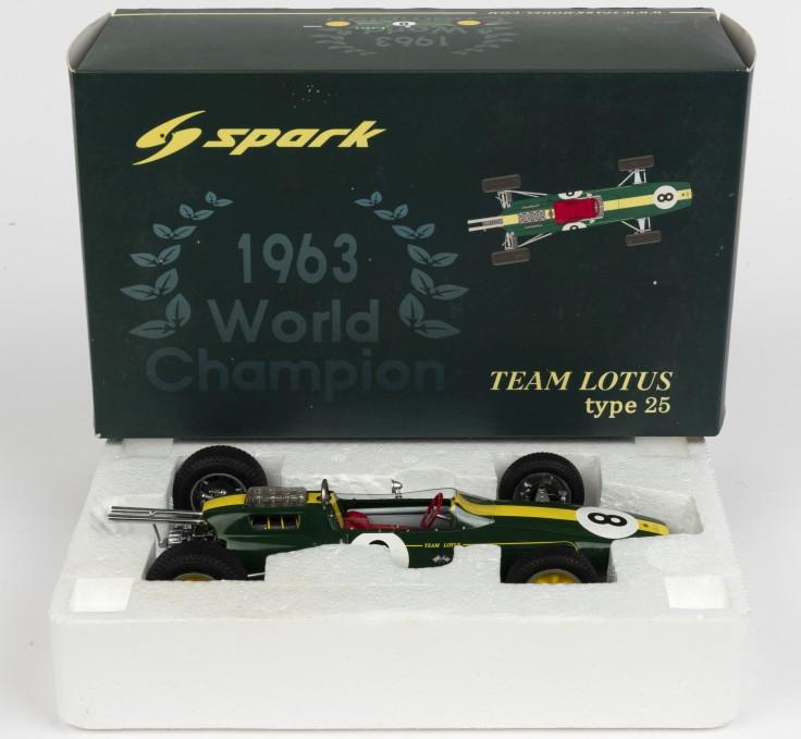 LOTUS: A 1:18 scale Lotus type 25 (Team Lotus) #8 Jim Clark - 1963