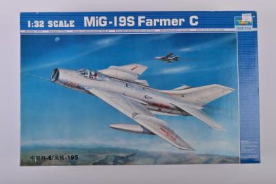 TRUMPETER: A 1:32 scale MiG-19S Farmer C boxed model kit