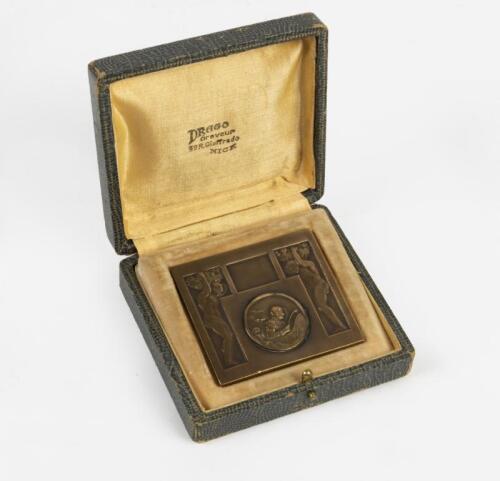 PLAQUE: A 1928 bronze double sided plaque by Drago, depiction by the artist F Fraisse for "Concours D'&eacute;l&eacute;gance A.C.A 1928 Antibes Juan Les Pins". In original Drago fitted box