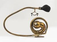 HORN: An Edwardian brass horn with reticulated hose - 2