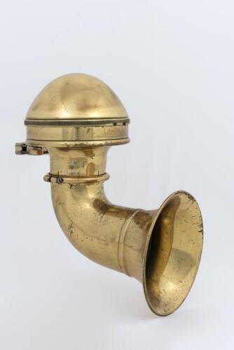 HORN: A large 1920s/1930s brass Bosch 12 volt horn (No. UIa12). 25cm wide