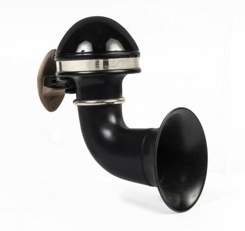 HORN: A 1920s/1930s Bosch 6 volt horn (No. UIa6), 25cm wide