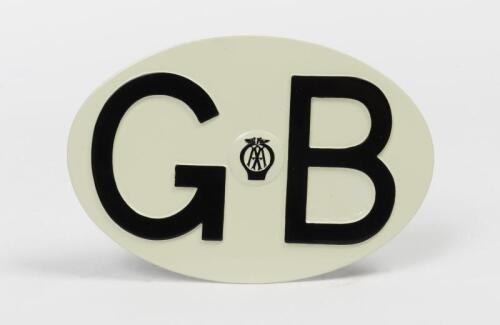 BADGE: A circa 1960s/1970s AA Great Britain oval aluminium vehicle plaque with raised lettering
