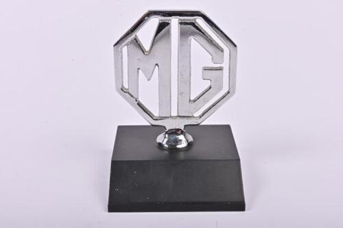 MG: An octagonal 'MG' emblem