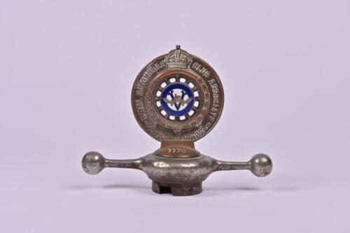 R.A.C.A/R.A.C.V: A 'ROYAL AUTOMOBILE CLUB ASSOCIATE' and 'ROYAL AUTOMOBILE CLUB OF VICTORIA' hood ornament. Membership number '7770'