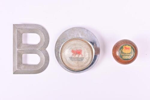 MORRIS: Two Morris related items. 'MORRIS 1100' gear knob