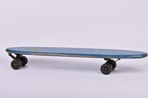 SURFA-SAM: A rare circa 1960s Surfa-Sam longboard version, 30 inches (instead of the standard 24), with Detroit Super Wheels, in original condition. 75.5cm long x 15cm wide.