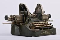 TYPEWRITER: A circa 1920 Oliver typewriter with the standard keyboard, made in the USA, 28cm high, 58cm wide, 36cm deep - 3