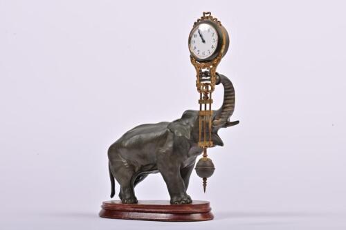 CLOCK: A German bronzed spelter elephant form 8-day mystery swinger clock by Junghans, 28cm high (working)