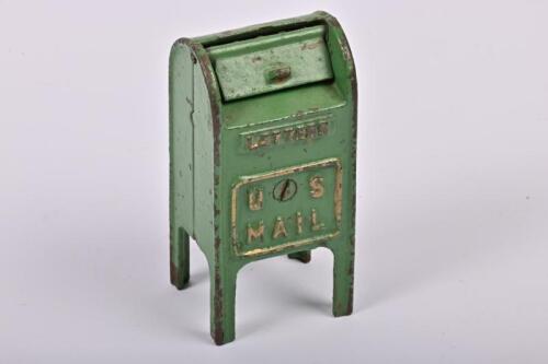 MONEY BOX: A 1928 American cast iron US mailbox money box made by Hubley, 10cm high
