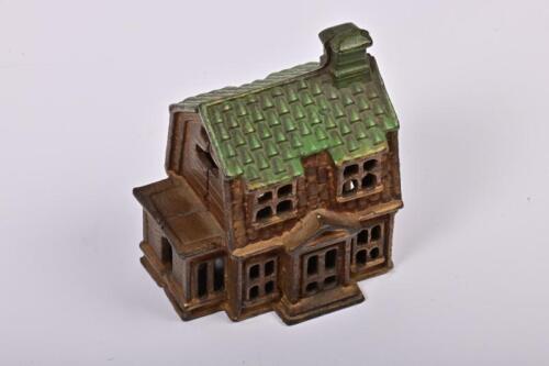 MONEY BOX: A 1920s American cast iron Colonial House form money box made by AC Williams, 7.5cm high
