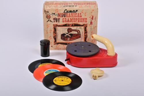 TOY GRAMOPHONE: A 1950/60s Lumar mechanical toy gramophone, with three unsleeved records, in original box