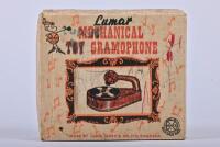 TOY GRAMOPHONE: A 1950/60s Lumar mechanical toy gramophone, with three unsleeved records, in original box - 2