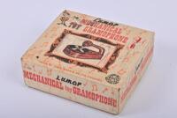 TOY GRAMOPHONE: A 1950/60s Lumar mechanical toy gramophone, with three unsleeved records, in original box - 3