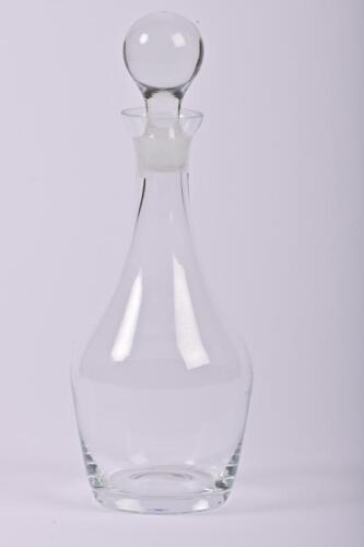 DECANTER: A contemporary glass decanter, 30cm high