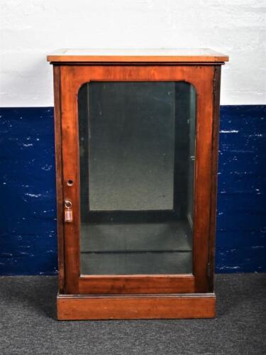 DISPLAY CASE: An early 20th century walnut mirror backed display case, 97cmhigh, 62cm wide, 50cm deep