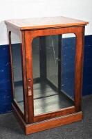 DISPLAY CASE: An early 20th century walnut mirror backed display case, 97cmhigh, 62cm wide, 50cm deep - 2