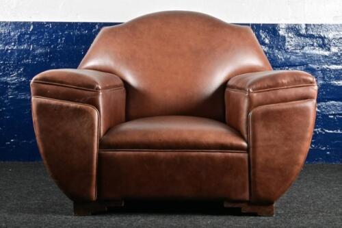 LOUNGE CHAIR: An Art Deco style club leather lounge chair