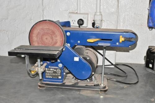 SANDER: A Taurus 230V table top belt and disk sander, working order